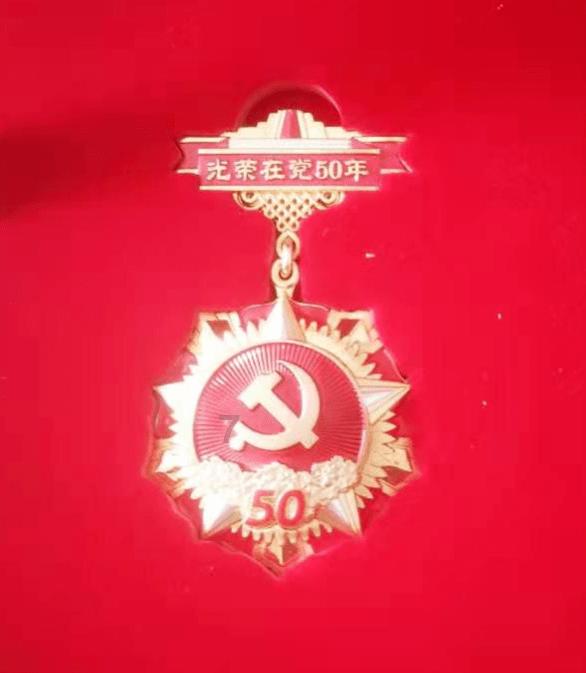 李嘉欣和许晋亨现身马场,夫妻俩手牵手亮相,展现出恩爱的一面!